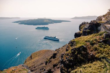 Yunanistan 'ın Santorini kentindeki Fira başkentinin tepesinden panoramik manzara