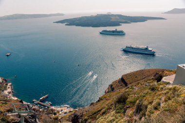 Yunanistan 'ın Santorini kentindeki Fira başkentinin tepesinden panoramik manzara