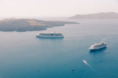 Yunanistan 'ın Santorini kentindeki Fira başkentinin tepesinden panoramik manzara