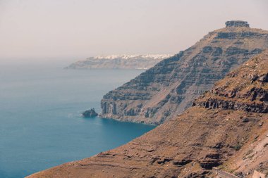 Yunanistan 'ın Santorini kentindeki Fira başkentinin tepesinden panoramik manzara