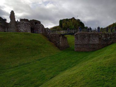 Bulutlu havada İskoçya 'daki Invergordon şatosunun sıradan manzarası