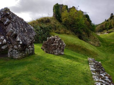 Bulutlu havada İskoçya 'daki Invergordon şatosunun sıradan manzarası