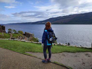 Invergordon, İskoçya - 19 Ekim 2019: Urquhart Kalesi 'nin mimarisi ve ziyaretçileri üzerine gelişigüzel görüş
