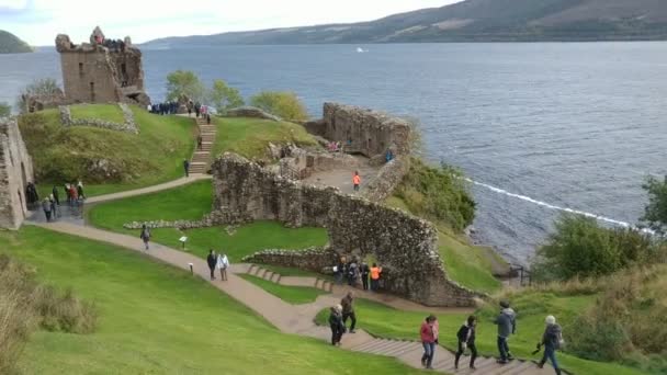 Invergordon Skotsko Října 2019 Příležitostný Pohled Architekturu Návštěvníky Hradu Urquhart — Stock video