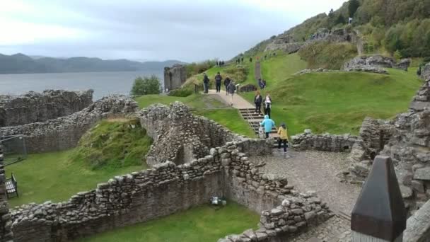 Invergordon Scotland October 2019 Casual View Architecture Visitors Urquhart Castle — Stockvideo