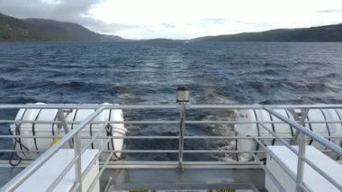İskoçya 'daki Urquhart Şatosu yakınlarındaki Loch Ness Gölü manzarası