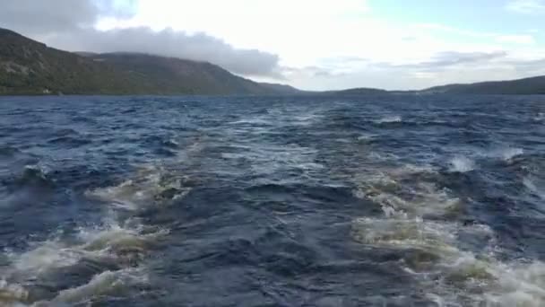 スコットランドのウルハート城近くのネス湖の眺め — ストック動画