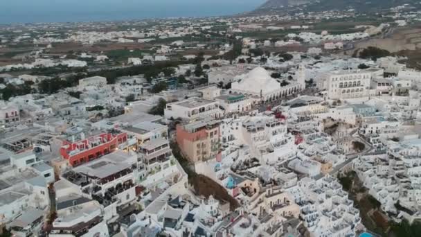 Luchtfoto Van Fira Hoofdstad Santorini Zomeravond Weinig Licht Rauwe Beelden — Stockvideo