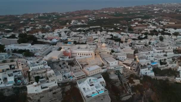 Luchtfoto Van Fira Hoofdstad Santorini Zomeravond Weinig Licht Rauwe Beelden — Stockvideo