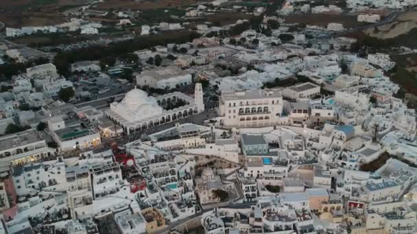 Luftaufnahme Der Fira Hauptstadt Santorini Sommerabend Rohmaterial Bei Schwachem Licht — Stockvideo