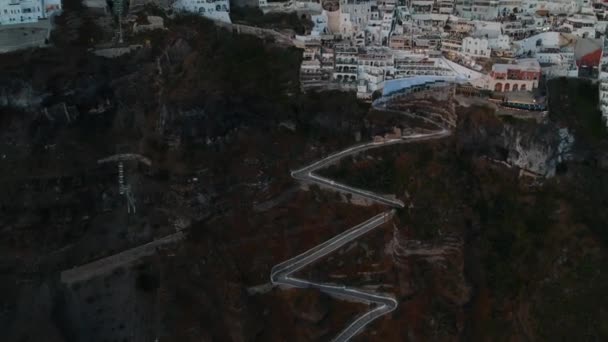 Luchtfoto Van Fira Hoofdstad Santorini Zomeravond Weinig Licht Rauwe Beelden — Stockvideo