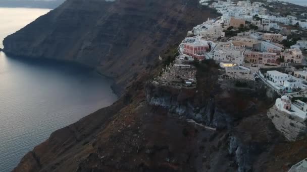 Vue aérienne sur la capitale Fira de Santorin le soir d'été. Images brutes de faible luminosité 