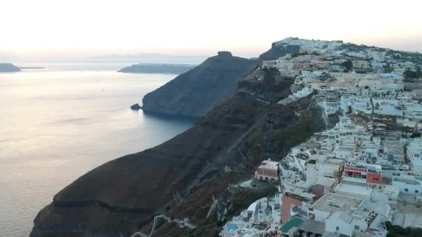 Vue aérienne sur la capitale Fira de Santorin le soir d'été. Images brutes de faible luminosité 