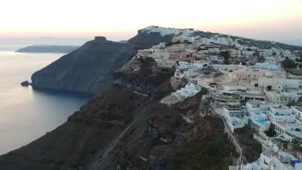 Vue aérienne sur la capitale Fira de Santorin le soir d'été. Images brutes de faible luminosité 