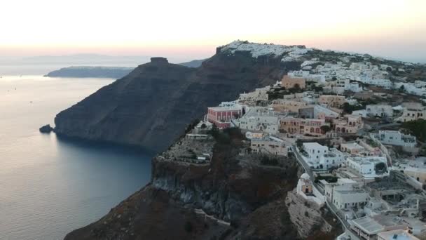 Vue aérienne sur la capitale Fira de Santorin le soir d'été. Images brutes de faible luminosité 