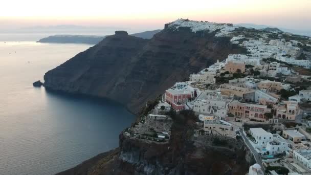 Vue aérienne sur la capitale Fira de Santorin le soir d'été. Images brutes de faible luminosité 