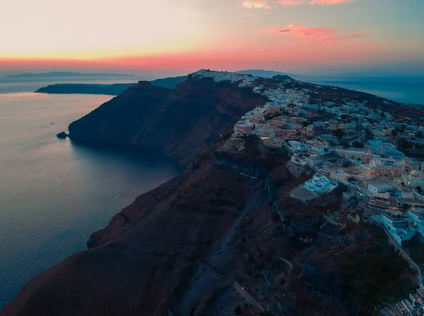 Widok z lotu ptaka na stolicę Fira Santorini w letni wieczór. Surowe materiały o słabym oświetleniu — Zdjęcie stockowe
