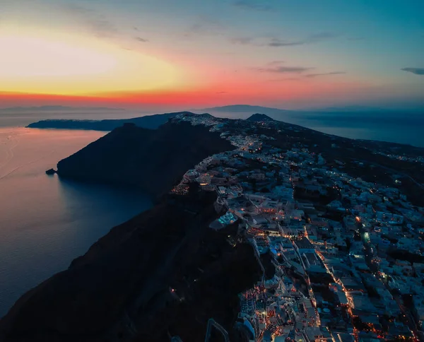 Fira 'nın başkenti Santorini' de yaz akşamı hava manzarası. Düşük hafif ham görüntüler