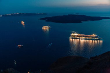Fira 'nın başkenti Santorini' de yaz akşamı çekilen düşük ışık fotoğrafı.