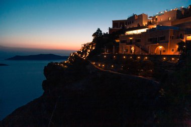 Fira 'nın başkenti Santorini' de yaz akşamı çekilen düşük ışık fotoğrafı.