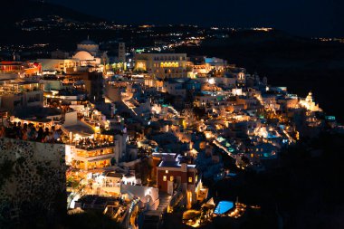Fira 'nın başkenti Santorini' de yaz akşamı çekilen düşük ışık fotoğrafı.