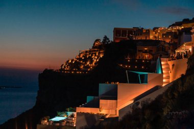 Fira 'nın başkenti Santorini' de yaz akşamı çekilen düşük ışık fotoğrafı.