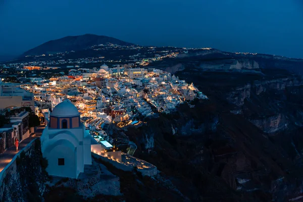 Vista casual de la capital Fira de Santorini en la noche de verano foto de poca luz — Foto de Stock