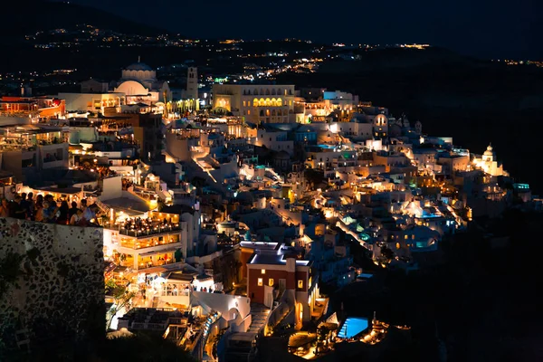 Fira 'nın başkenti Santorini' de yaz akşamı çekilen düşük ışık fotoğrafı.