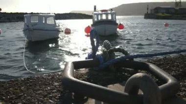 Kuzey İrlanda 'nın güneşli havasında Glenarm Marina' da sıradan bir manzara. 