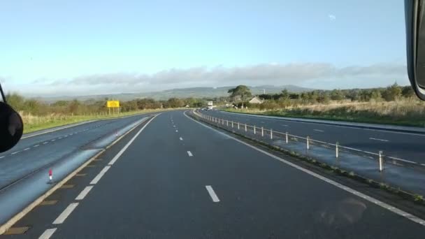 Казуальный Вид Дорогу Белфаст Колрейн Летнюю Солнечную Погоду Северной Ирландии — стоковое видео