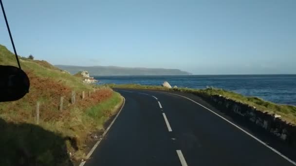 ベルファストのカジュアルビュー 夏の太陽の天気でColeraine道路北アイルランド — ストック動画