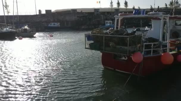 Vista Casuale Sulla Glenarm Marina Sole Irlanda Del Nord — Video Stock