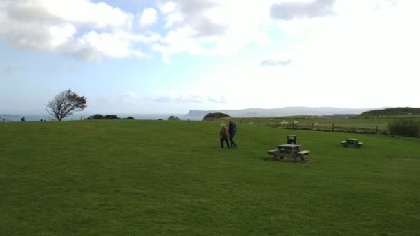 Казуальный Вид Торр Марина Солнечной Погоде Северной Ирландии — стоковое видео