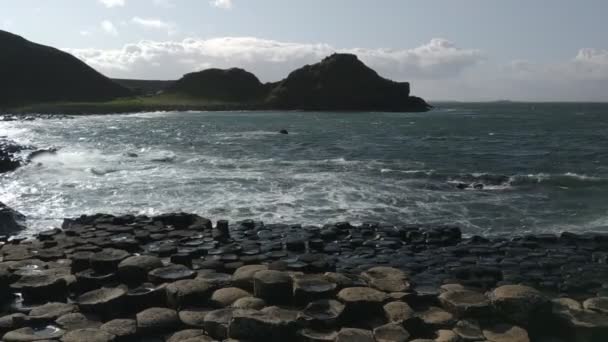 Giant Causeway Casual Footage Przy Wietrznej Pogodzie Irlandii Północnej — Wideo stockowe