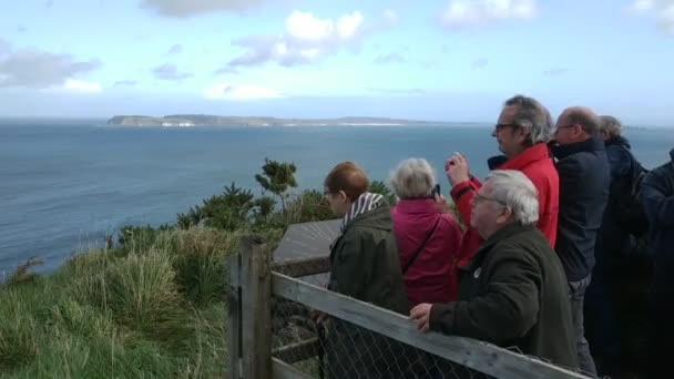 ベルファスト アイルランド 2019年10月11日 北アイルランドで気象条件の良い日に巨大なコーズウェイのカジュアルな映像を見る — ストック動画