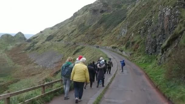 Belfast Ireland October 2019 Visitors Giant Causeway Casual Footage Windy — 비디오