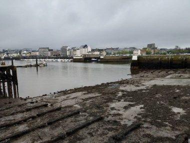 Fransa 'nın Cherbourg kentindeki mimari ve caddelerin yağmurlu havalarda günlük manzarası
