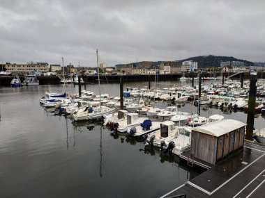 Fransa 'nın liman kenarı yakınlarındaki Cherbourg' daki mimari ve caddelerin yağmurlu havalarda günlük manzarası