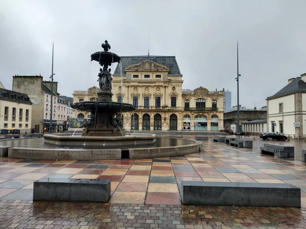 Vista casuale sull'architettura e le strade di Cherbourg, Francia in caso di pioggia — Foto Stock