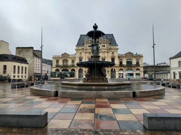 Казуальный вид на архитектуру и улицы Шербура, Франция в дождливую погоду — стоковое фото