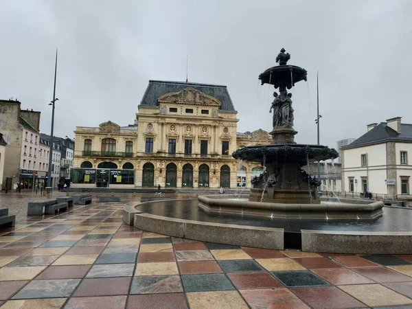 Vista casuale sull'architettura e le strade di Cherbourg, Francia in caso di pioggia — Foto Stock