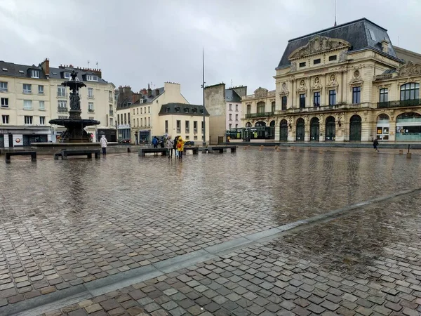 雨の日にフランスのシェルブールで建築と通りのカジュアルなビュー — ストック写真