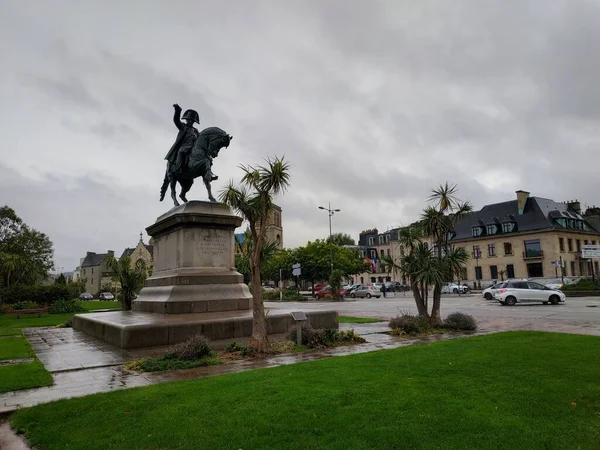 Casual view on the architecture and streets in Cherbourg, Frankrike vid regnigt väder — Stockfoto