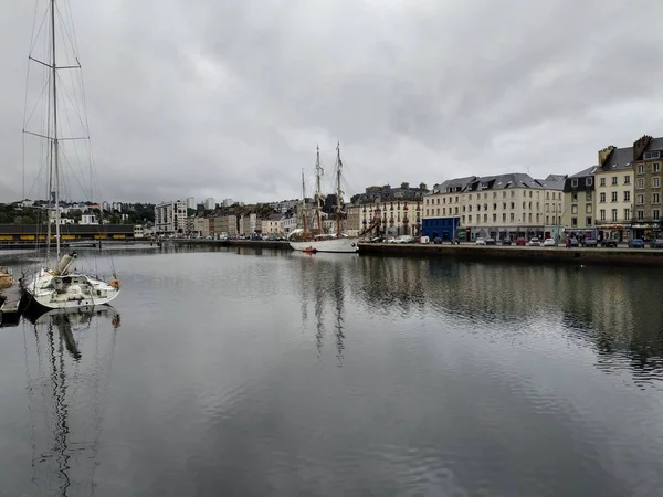 Vista casual sobre a arquitetura e ruas em Cherbourg, França em tempo chuvoso — Fotografia de Stock