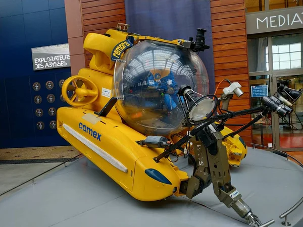 Cherburgo, Francia - 16 de octubre de 2019: objetos y submarinos en el museo marítimo de Cherburgo — Foto de Stock