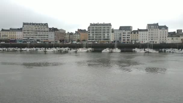 Fransa Nın Liman Kenarı Yakınlarındaki Cherbourg Daki Mimari Caddelerin Yağmurlu — Stok video