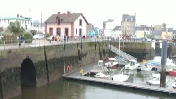 Przypadkowy Widok Architekturę Ulice Cherbourg Pobliżu Portu Francja Przy Deszczowej — Wideo stockowe