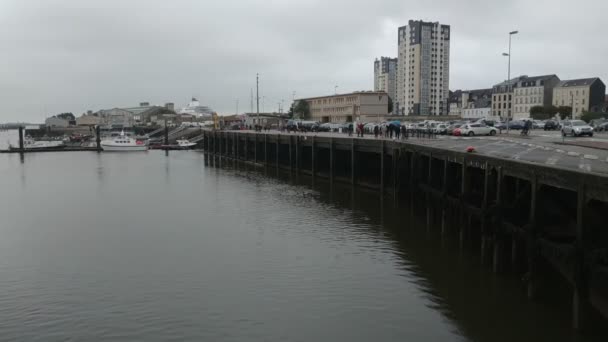 Przypadkowy Widok Architekturę Ulice Cherbourg Pobliżu Portu Francja Przy Deszczowej — Wideo stockowe