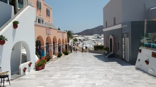 希腊菲拉 2019年6月20日 阳光普照的圣托里尼岛首府街头生活的休闲景观 — 图库视频影像
