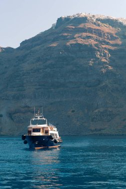 Yunanistan 'ın Santorini adası yakınlarında yaz güneşli bir günde deniz manzarası